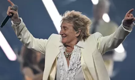 Rod Stewart Honored with Lifetime Achievement Award at American Music Awards